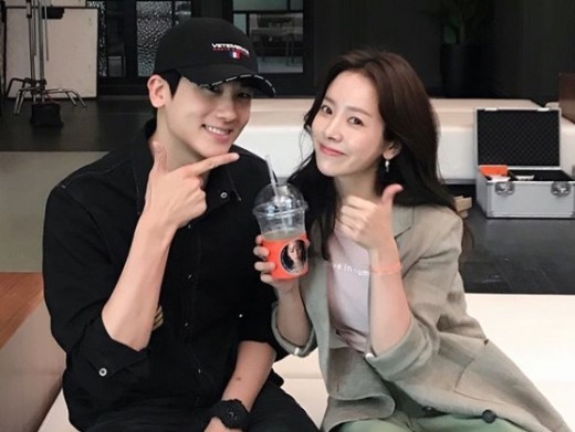 Han Ji-min posted a picture on his instagram on the 6th with an article entitled Surprise. # A sister # A sister.Park Hyung-sik in the public photo is taking a self-portrait with Han Ji-min and his face.Park Hyung-sik went to support Han Ji-min on the filming site of Knowing Wife, and then presented a coffee tea for his sister who was shooting in hot weather.The two of them were breathing with Hur Jin-hos movie Two Lights: Lillumino.Han Ji-min smiles happily and raises his thumb, and Park Hyung-sik is smiling brightly at Han Ji-min.On the other hand, Han Ji-min will appear on TVN Knowing Wife which will be broadcasted on August 1st.