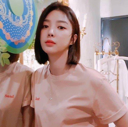 On the 7th, Hyun-kyung Uhm posted a picture of his recent instagram.In the open photo, Hyun-kyung Uhm poses in a pink T-shirt.In particular, the Hyun-kyung Uhm showed off her cool beautiful looks with bright makeup and attracted Eye-catching.The netizens who saw this responded such as pink pink fresh, single hair is good, morning to snow purification.Meanwhile, Hyun-kyung Uhm is appearing on KBS2 Happy Together 3 and will meet with fans in MBC drama Hide and Seek in August.