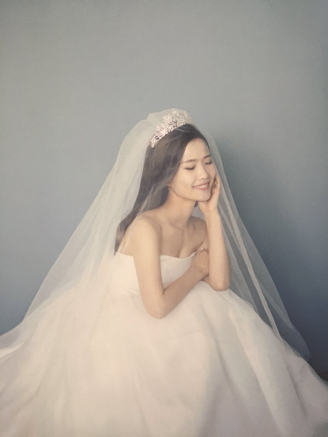평창동계올림픽 여자컬링대표팀 스킵 김은정이 7일 결혼했다. 김은정은 경북체육회 TEAM KIM의 해당 종목 첫 올림픽 은메달을 이끌며 ‘안경 선배’라는 별칭을 얻었다.