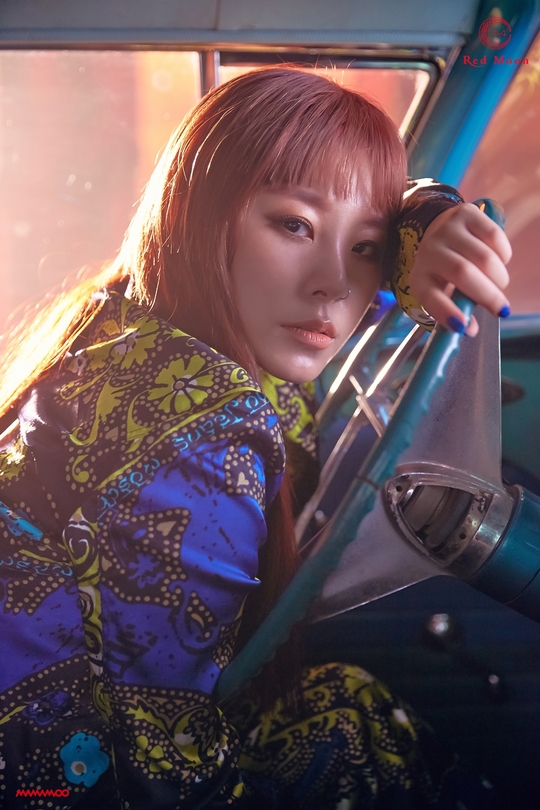 MAMAMOO Wheein shows off his dreamy and chic charmMAMAMOO released its concept photo of its seventh mini-album RED Moon Wheein through its official SNS at midnight on July 7.In the open photo, Wheein captivates the eye with a chic dreamy mood.He leaned his head on the vintage vehicle handle and gazed at the camera with his eyes and emanated his own unique charm.In addition, the colorful pattern suit perfectly digests different styling from the existing one, and is raising expectations for the new album RED Moon.As a result, MAMAMOO released teaser images of Hwasa, Moonbyul, Sola, and Wheein sequentially, raising expectations for a summer comeback by foreshadowing the intense and provocative charm of Icon of passion.emigration site