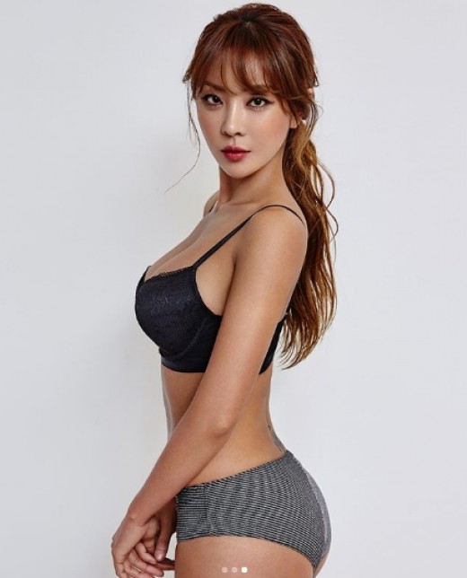 Singer Narsha has unveiled her completed figure with 49 Days Diet.Narsha said on the 6th and 7th, I was stressed to make a short time body, and I still lack it, but it makes it more cool to start like this.For the wonderful 40s and 50s and posted a picture on his instagram.The photo shows a solid body of Narsha, which is hard to believe with a married woman in her late 30s.Narsha is challenging Diet for 49 Days at JTBCs War with Obesity - A Joyful Loss Life.