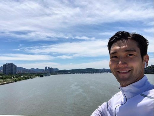 Super Junior Choi Siwon reported on the latest.Choi Siwon posted a picture on his instagram on the afternoon of the 7th with an article saying, The sun is sunny! The wind is good!In the photo, Choi Siwon poses against the rivers backdrop; wild beauty catches the eye.The netizens who watched this are responding such as Good looking, True Story of beard, Jogging and When is it comeback?