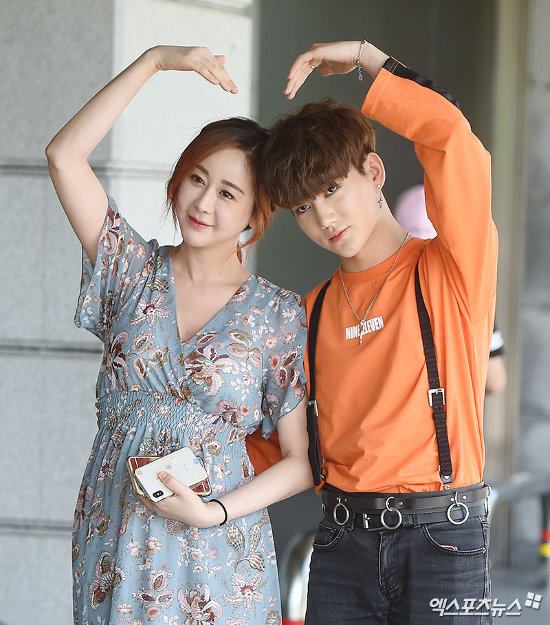 So-won Ham - Evolutionary couple pose on Way to work at KBS2 Happy Together rehearsal held at the Yeouido-dong KBS annex in Seoul on the afternoon of the 7th.