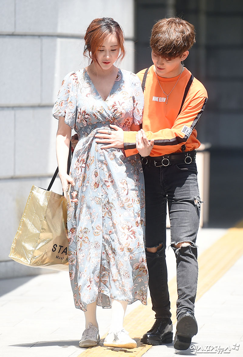 So-won Ham - Evolutionary couple pose on their way to work at KBS2 Happy Together rehearsal held at the Yeouido-dong KBS annex in Seoul on the afternoon of the 7th.