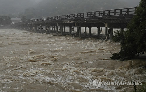 日열도 '물폭탄'에 52만명 대피령 [AFP=연합뉴스 자료사진]