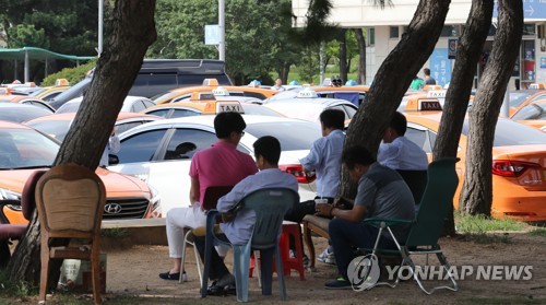 휴식하는 택시기사들     [연합뉴스 자료사진]