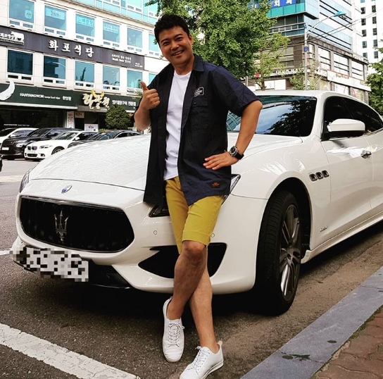 Jun Hyun-moo showed off her slim figureBroadcaster Jun Hyun-moo posted a picture on his instagram on July 7 with an article entitled Why do you always have a way to work? Two ends!The photo shows Jun Hyun-moo posing in front of his car, with a slim figure and colorful fashion drawing attention.kim myeong-mi