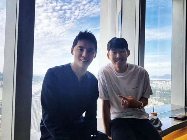 Junsu, Son Heung-min, the perfect friend and holiday Celebratory photo Im proud of you. <p>Singer and musical actor Junsu has released a picture of the holiday he spent with friendly Soccer player Son Heung-min.</p><p>Junsu posted pictures with the sentence On the afternoon of July 8th Imagine people proudly met! After a long absence !! Happy birthday in the Instagram.</p><p>In the released photograph, the appearance that Junsu is eating with acquaintances such as Son Heung-min was put in. July 8th Son Heung - min s birthday greeted meals. In the case of Junsu, it seems that he met Son Heung-min during military service holidays.</p><p>Junsu is waiting for the full term of November.</p>