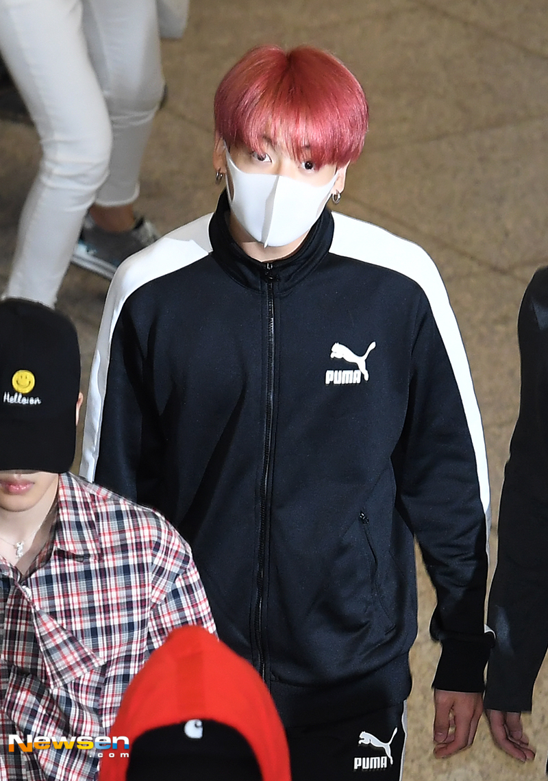 Group BTS arrived at the airport fashion through the Incheon International Airport on July 8 after finishing the SBS Super Concert IN TAIPEI performance.On the day, BTS (RM, Sugar, Jean, Jay-Hop, Jimin, V, Jungkook) walks out of the arrival hall.yun da-hee