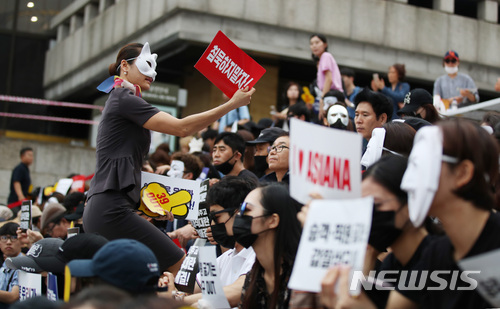 ãìì¸=ë´ìì¤ãê¹ì§ì ê¸°ì = 6ì¼ ì¤í ìì¸ ì¢ë¡êµ¬ ì¸ì¢ë¬¸ííê´ ì ê³ë¨ìì ì´ë¦° 'ìììëí­ê³µ No Meal(ë¸ ë°) ì¬í ì±ì ê²½ìì§ ê·í ë¬¸íì&nbsp;'ìì ìììëí­ê³µ ì¹ë¬´ìì´ ìí»ë§ì ëë&nbsp;ì£¼ê³&nbsp; ìë¤. ìììëí­ê³µ ì¹ë¬´ì ë± ì§ìë¤ì ë°ì¼êµ¬ íì¥ìê² ì±ìì ë¬¼ì¼ë©° ê²½ìì§ êµì²´ë¥¼ ìêµ¬íë¤. 2018.07.06. bluesoda@newsis.com