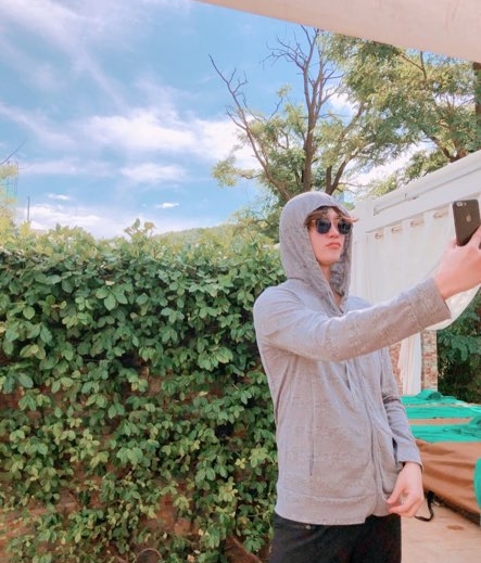 Actor Lee Jong-suk is attracting fans eye-catching to the news.Lee Jong-suk released a photo on his SNS on the afternoon of the 8th, showing him enjoying a vacation with his friends at a hotel swimming pool in Seoul.In the photo, Lee Jong-suk is wearing a hood, sunglasses, and a cute look that is unique. Even if you are covering it, you can feel your charm to the full.Lee Jong-suk SNS Provides