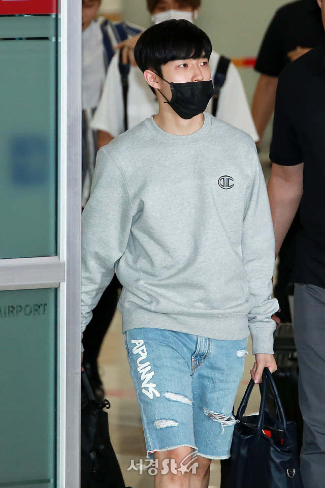 Wanna One (WANNAONE) member Kim Jae-hwan is entering the country with an airport fashion.