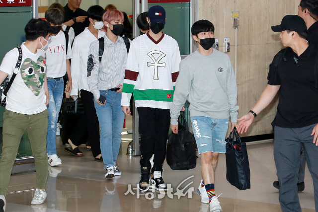 Wanna One (WANNAONE) members enter the country with an airport fashion.