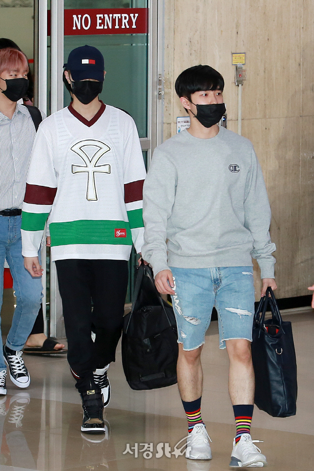 Wanna One (WANNAONE) members Lai Kuan-lin and Kim Jae-hwan are entering the country with an airport fashion.
