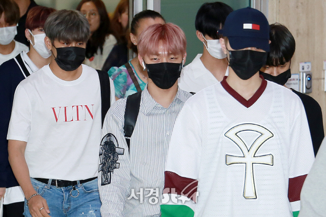 Wanna One (WANNAONE) members Park Woojin, Yoon Ji-sung and Lai Kuan-lin are entering the country with an airport fashion.