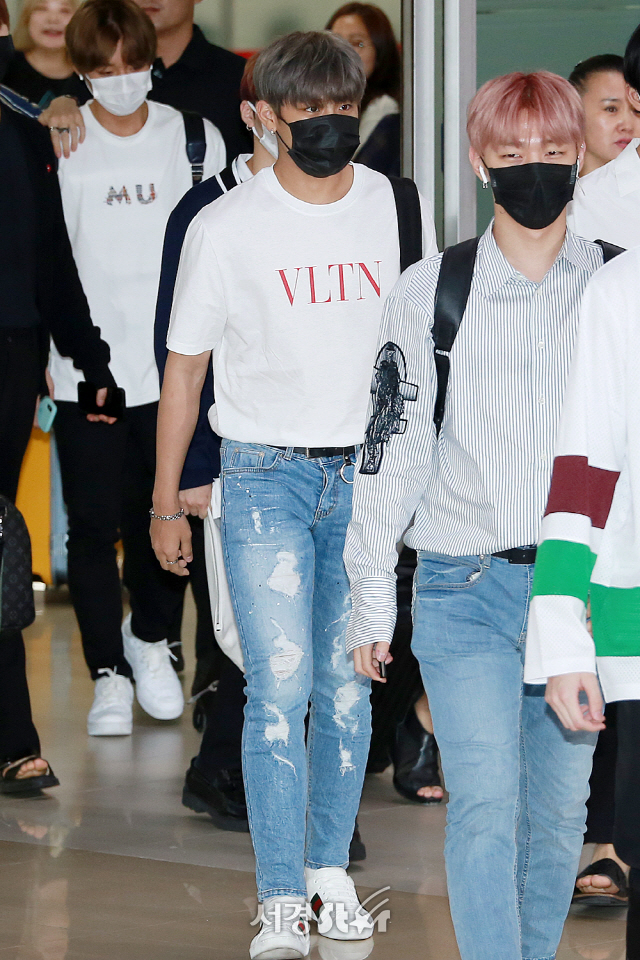 Wanna One (WANNAONE) member Park Woojin is entering the country with an airport fashion.