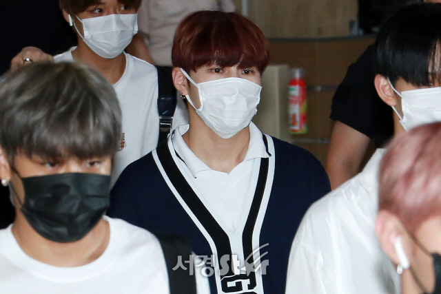 Wanna One (WANNAONE) member Ha Sung-woon is entering the country with an airport fashion.