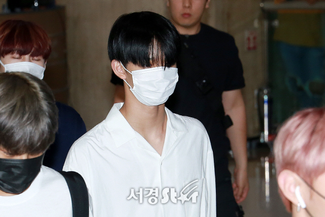 Wanna One (WANNAONE) member Bae Jin Young is entering the country with an airport fashion.