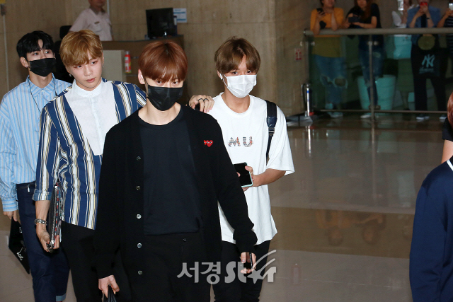 WannaONE members Ong Seong-wu, Kang Daniel, Hwang Min-hyun and Park Jihoon are entering the country with airport fashion.