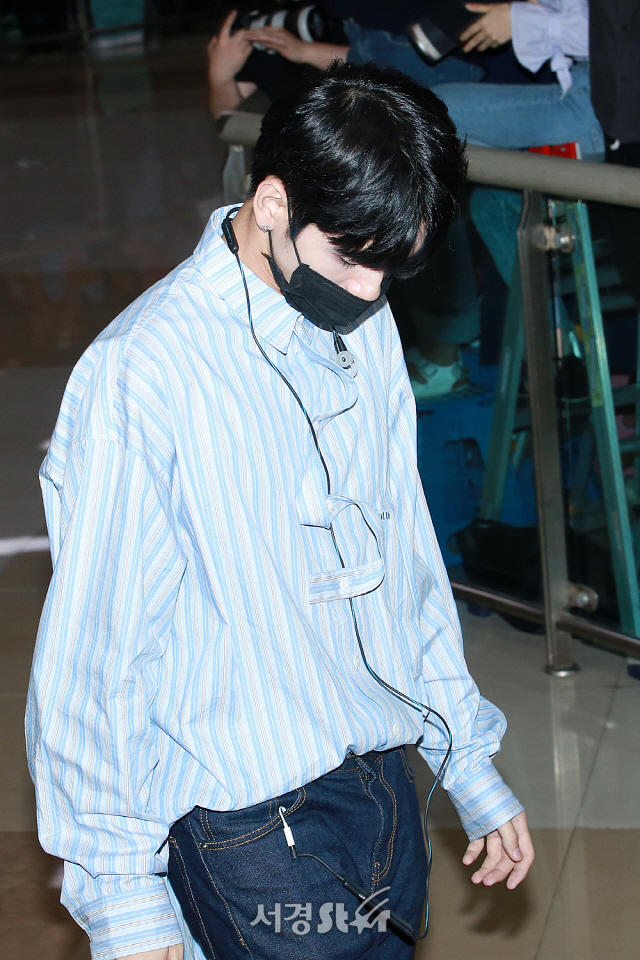 Wanna One (WANNAONE) member Ong Seong-wu is entering the country with an airport fashion.