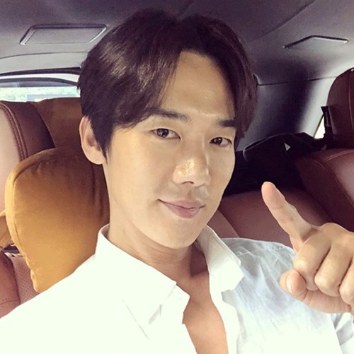 Actor Yoo Yeon-Seok has started to announce his TVN Saturday drama Mr. Sean.On the 8th, Yoo Yeon-seok said to his instagram, Did you see the first broadcast of Mr.Many people watched the first broadcast, so we fulfilled our first broadcast rating pledge. Our fans who waited for the show, two show today. Dude!So, with the article Sould catch the première!Sunshine # Mr. Shine or # Driver # Co-operate # How much is this self-portrait?In the public photo, Yoo Yeon-seok is sitting in the car and smiling and taking a selfie.Yoo Yeon-seok, who has previously promoted the first broadcast of Mr. Shine and has been waiting for his first broadcast, Actor Son Ho-joon, is actively promoting not only communicating with fans but also informing the performances through steady SNS communication.In Mr. Sean Yoo Yeon-seok played the role of Koo Dong-mae, who was born as the son of Baekjeong and became the head of the Black Dragon Hansung branch.The second episode of Mr. Sean will be broadcast at 9 p.m. on the 8th.Photo = Yoo Yeon-seok Instagram