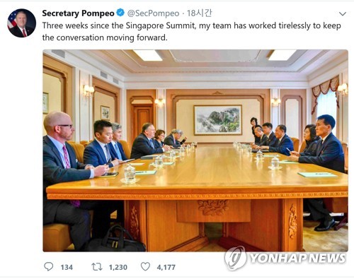 트위터로 회담 장면 공개한 폼페이오 (서울=연합뉴스) 북한 평양을 방문한 마이크 폼페이오 미국 국무부 장관이 6일 김영철 노동당 부위원장 겸 통일전선부장 등 북측 인사들과 회담하는 사진을 트위터에 공개했다. 2018.7.7 [폼페이오 트위터 캡쳐]  photo@yna.co.kr