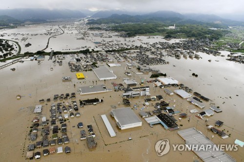 물에 잠긴 마을 (오카야마 교도=연합뉴스) 일본 오카야마(岡山)현 구라시키(倉敷)시 마비초(眞備町) 마을이 7일 물에 잠겨있다. 일본 서남부 지역에는 48시간 최고 650㎜에 이르는 폭우가 쏟아졌다. 2018.7.7