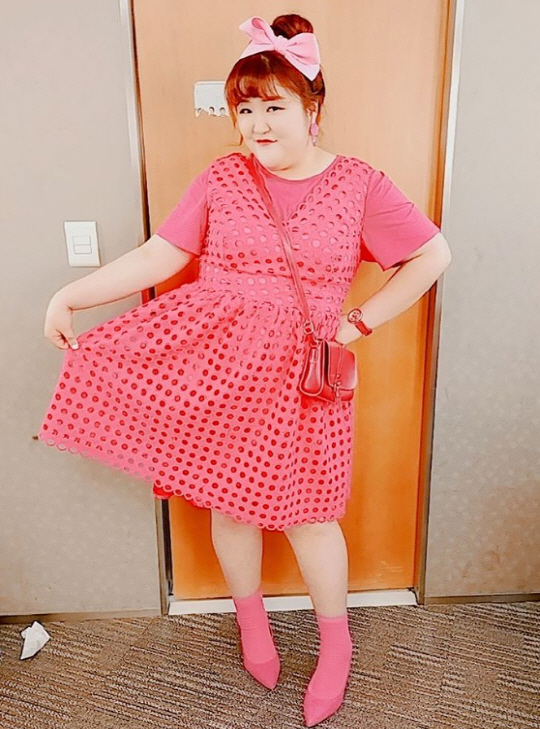 Lee Guk-joo has released a Comedy Big League authentication shotOn the 9th, gag woman Lee Guk-joo said through Instagram, # Comedy Big League # Should catch the premiere # Bossindo # Ojirapper End Nagu # # Lee Sang Jun Conner # Toto # First Record # Our team # Joo # Lee Sang Jun # Ahn Yeon # Cho Hyun Min # Hong Sung Jin Artist # # Thing and posted a picture.Lee Guk-joo in the public photo is dressed in pink from head to toe. Lee Guk-joo transformed into an internet lecture instructor with Lee Sang-joon in the Meggy Study corner.It is a novel character who smiles even if it is seen as a unique material. It has added a good adverb to it, which led to cheers such as the deterioration of the audience from the first week of broadcasting.Lee Guk-joo is working as a DJ for SBS Radio Lee Guk-joos As If Its Your Last (Live at Youngstreet, 06).