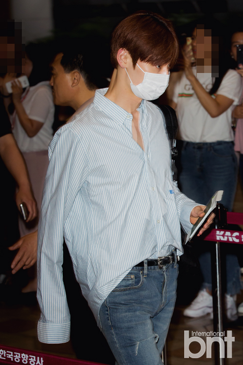 Group Wanna One left the country via Gimpo International Airport on the afternoon of the 9th day for an overseas schedule.Wanna One Hwang Min-hyun heads to the departure hall.news report