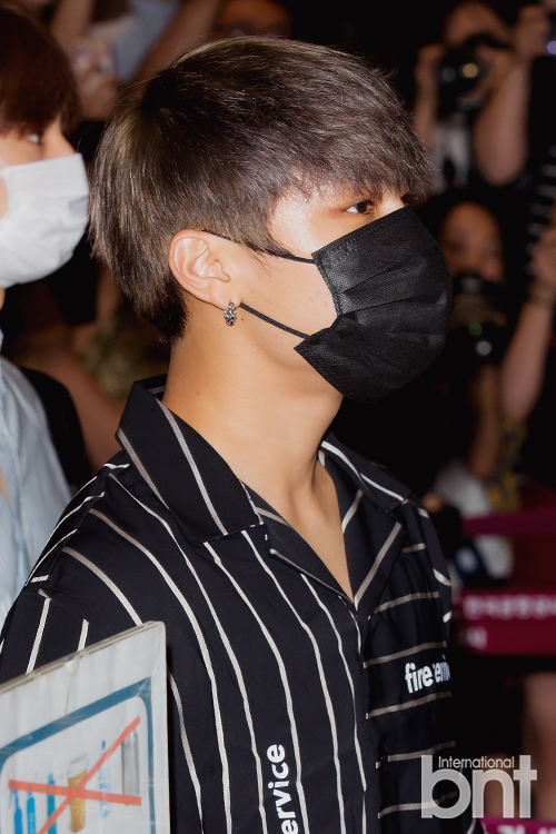 Group Wanna One left the country via Gimpo International Airport on the afternoon of the 9th day for an overseas schedule.Wanna One Park Woojin waits passport screening processnews report