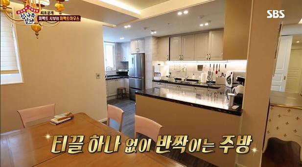 Seol Min-Seok appeared on SBS entertainment All The Butlers, which aired on the 8th, and released his house.The house was neat, with minimal furniture in the room, and the dressroom clothes were held in the same way as Zhong You.Seeing the house of Seol Min-Seok, Lee Seung-gi praised it as No, its like a model house.There is only one thing, he said.Yang Se-hyeong, who saw the hotel-style toilet in Seol Min-Seok, admired it as I want to live here, my style.On the other hand, Seol Min-Seok recalled his difficult past on the day.Seol Min-Seok said, I swept the country in theater and directing in junior high school.But I failed to get to the theater and film department and I was called the failure of my life, he said.As for the reason for starting studying history, he said, I was shocked to see the musical Empress Myeongseong. I started studying our history from then on.