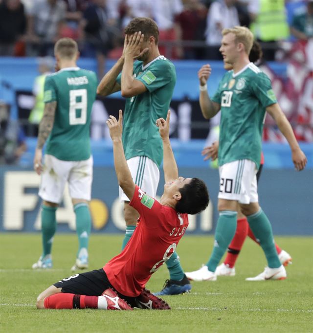 F조 마지막 경기에서 한국에 0-2로 패한 뒤 얼굴을 감싸 쥐는 독일 선수들. 카잔=AP 연합뉴스