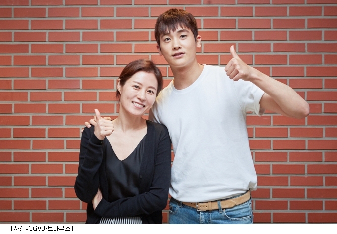 The movie Jurors completed the casting and cranked in.According to distributor CGV Art House on the 9th, Jurors (director Hong Seung-wan, production sparkly film company) confirmed actors Moon So-ri and Park Hyung-sik as the main characters, and started filming on the 7th.The film is a reconstruction of the actual events of the National Participation trial first introduced in Korea in 2008.The story of a normal person who became a Juror in the first National Participation trial, looking for the truth of the case little by little in their own way.The human character of the ordinary eight Jurors who wanted to keep common sense, even though they do not know the law, will be drawn with lively development.Juror, who first lives in a different way, lives with the general public, the authority of the trial, which is the symbol of the judiciary, and must decide someones sin for the first time.Jurors is also the first film of everyone in the case of South Korea called the first National Participation trial.Moon So-ri, who has expanded his scope to acting actor and director who has been recognized in Korea as well as the world, played the role of Kim Jun-kyum, the judge who led the first national participation trial,Moon So-ri, who is a judge who is an unrivaled person in the pulpit and effort within the judiciary and has the conviction that the judge should speak by judgment, is expected to lead the center of the drama and show the power of a new female character.Jurors is his first film to Park Hyung-sik, who has been recognized for his acting ability and charm through Drama Schutz and Power Woman Dobong Soon.Kwon Nam-woo, who was selected as the last Juror, was a person who participated in the trial because he was a Juror without thinking about the day of his life with business success or failure.His expertise and determination are lacking, but his best and sincerity, which is wrong, creates a new phase of trial.In addition to Park Hyung-sik, the first Juror group in South Korea will join actors Baek Soo-jang, Kim Mi-kyung, Yunkyoung, Seo Jung-yeon, Jo Han-cheol, Kim Hong-pa and Cho Soo-hyang to fill the drama more abundantly.Baek Soo-jang, who has been attracting attention as Drama Mistris, has played the role of Juror Yun Grim, a late-time law student, and actor Kim Mi-kyung, who has been recognized for his skills in the theater stage, as the elder Yang Chun-ok of Juror, and Yunkyoung, who is active in the drama, screen and stage.In addition, Seo Jung-yeon, who showed an impressive performance in Drama Drama with a dignity, is a housewife with a middle school daughter, Juror Sang-mi, a movie with a god, a causal kite, a silence, and Lucky. Jo Soo-hyang, who is continuing his busy journey in the station, the movie, and the drama, played the role of Juror Oh Soo-jung in his 20s.Kwon Hae-hyo in the court station, Tae In-ho in the judges station, Seo Hyun-woo in Kang Doo-sik station, Seo Hyun-woo in Kang Doo-sik station, Yong-il in Kang Doo-sik station, Choi Young-woo in the uncles station, Lee Young-jin in the prosecutors station, Seo Jin-won in the lawyers station, Yeom Hye-ran is with station.The Jurors, which completed all eight Juror castings, gathered all the actors together through the script reading on June 29th.On this day, Moon So-ri said, It is a movie in which all the actors appearing as Juror are the main characters.I hope that everyone will gather their hearts and do well together. Park Hyung-sik said, I always value the first step.I am grateful for the good story with my good seniors. I will do my best as it is a new challenge for me. I think it is a great luck to work with such a great actor in my first work, and I think I can do it well, said Hong Seung-wan.Last June 29th Reading of the script