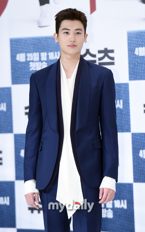Park Hyung-sik of the drama Suits will take over the screen with the movie Jurors.The Jurors, which reconstructed the actual events of the National Participation trial, which was first introduced in Korea in 2008, is a story about ordinary people who became Jurors in their first National Participation trial,Park Hyung-sik, who played a fake lawyer in the drama Suits, threw a full-fledged challenge on the screen as one of the Jurors who sit in the audience and track the truth.He plays Kwon Nam-woo, who was selected as the last Juror; on a lifetime day of business success or failure, he becomes an unthinkable Juror and participates in the trial.His expertise and determination are lacking, but his actions create a new phase of trial.Park Hyung-sik captured viewers with his genius memory and outstanding empathy in Suits.He is going to emit another charm in the Jurors as he does his best to reveal the truth.In addition to Park Hyung-sik, the film is also raising expectations for acting actors such as Moon So-ri, White spot, Kim Mi-kyung, Yoon Kyung-ho, Seo Jung-yeon, Jo Han-cheol, Kim Hong-pa and Cho Soo-hyang.Jurors is a film written by director Hong Seung-wan, who caught megaphones. He has been attracting attention as a short story, Family Outing, and has been preparing Jurors with a sparkling film company.There is a growing interest in movie fans whether Park Hyung-sik will show his own dignity on the screen.The movie, which cranked on the 7th, is scheduled to open in the first half of next year.