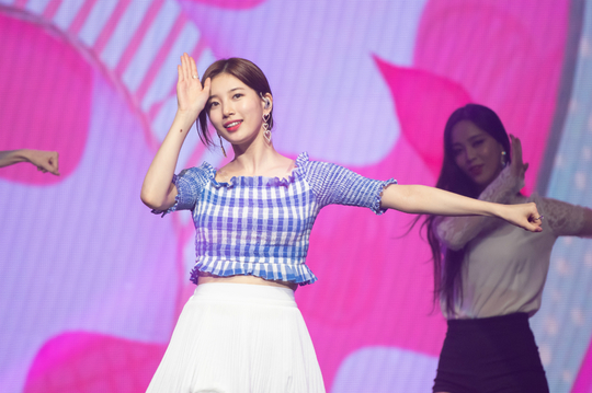 <p>Bae Suzy decorated the finale Asia Love Without Love (Live at Summer Vacation / 08 Tour in Seoul at its first debut.</p><p>Bae Suzy held 2018 SUZY Asia Fan meeting tour WITH in Seoul on July 7 afternoon in the Gwangjin Ward, Seoul Jesus 24 Live Holso.</p><p>This event, on May 12th, starting with Taipei 26th Hong Kong, 24th last month, Bangkok etc. Asia Love Without Love (Live at Summer Vacation / 08 Bae Suzy continued the tour with domestic fans I received the cheers of the fans on the stage of the finale prepared for encounter.</p><p>Proceeded by MC Dyndon s host and on the same day Love Without Love (Live at Summer Vacation / 08 Bae Suzy is HOLIDAY (Feat.DPR LIVE), Serious (SObeR), Love others Not only the solo songs such as Good night, my part, but also various other highlights were offered through covered dance which showed better performance.</p><p>Also, for the fans who send a lot of love to Bae Suzys acting activities, KBS Drama Special is talking about the episode on sleeping while listening to the game and wish with fans I got in touch with corners, gonzo shooting time, etc. and communicated with the fans. Bae Suzys stroke all the time, the fans cheered and cheered, Bae Suzy also pleased the fans on the stage seriously.</p><p>Bae Suzy revealed his impression that Asia Love Without Love (Live at Summer Vacation / 08 is finally able to be finished in Korea. Also, Love Without Love (Live at Summer Vacation / 08 at the end I feel that it was the 8th anniversary of my debut a while ago.I am very grateful for doing it for my eighth year.It has such a time today but I will make better memories from now on I express my gratitude to the fans who do it.</p><p>Also, after the end of the Love Without Love (Live at Summer Vacation / 08, together with fan power and high touch and group photo shoots, we had a farewell party from the weekend Love Without Love (Live at Summer Vacation / 08) I comforted the unsatisfactory.</p><p>Meanwhile, on this day Bae Suzy gave a big pleasure to the audience by surprisingly introducing the singer as a guest at the Love Without Love (Live at Summer Vacation / 08. Ba Suzy is a member of Asia Love Without Love (Live at Summer Vacation / 08 The Sea casually clarified the intention of the shooting support on the Seoul stage decorating the finale of the 08 and the appearance has been realized It is time to receive a celebration message request with the original video. Sai added power to Bae Suzy, who has a finale of the Asian Tour with a unique energetic performance with Champion and Gangnam Style. </p><p>Asia Love Without Love (Live at Summer Vacation / 08 Tour Sonryo Bae Suzy is going to concentrate on taking KBS Drama Special Vagabond. Bae Suzy is going to be in Love Without Love (Live at Summer Vacation / 08 KBS Drama Special For now, Im currently on the Action School , also told me recently</p>