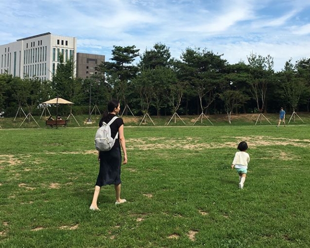 Model Jang Yoon-ju reveals happy time with Husband Jung Seung-min and daughter LisaJang Yoon-ju posted a picture on July 9th in the Instagram with an article entitled Yesterday, when I seemed to have gone to Travel, the weather, the space, and the people were good.In the photo, Husband Jung Seung-min and Husband who take a picture of Jang Yoon-ju were shown with a smile on the face.In another photo, Jang Yoon-ju walks through the park with daughter Lisa, whose hindsight of the sobs gathers Eye-catching.The fans who responded to the photos responded such as I grew up a lot with you, I look pretty, I always look warm, Yunjumam. I envy you.delay stock