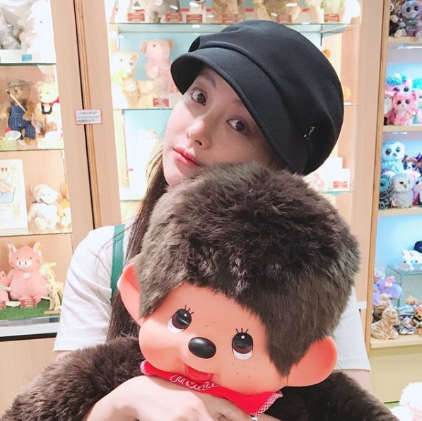 Actor Oh Yeon-seo flaunted his beautiful look during the extraordinary period.Oh Yeon-seo posted a picture on July 9th with an article entitled 32 years old to like dolls in the middle of the day.Inside the picture is a picture of Oh Yeon-seo hugging a monkey doll.Even though he covered his face with a bread hat, Shining Oh Yeon-seos beautiful look catches his eye.The round, large eyes and skin like Chapssal-tteok make the beautiful look more prominent during Oh Yeon-seo.delay stock