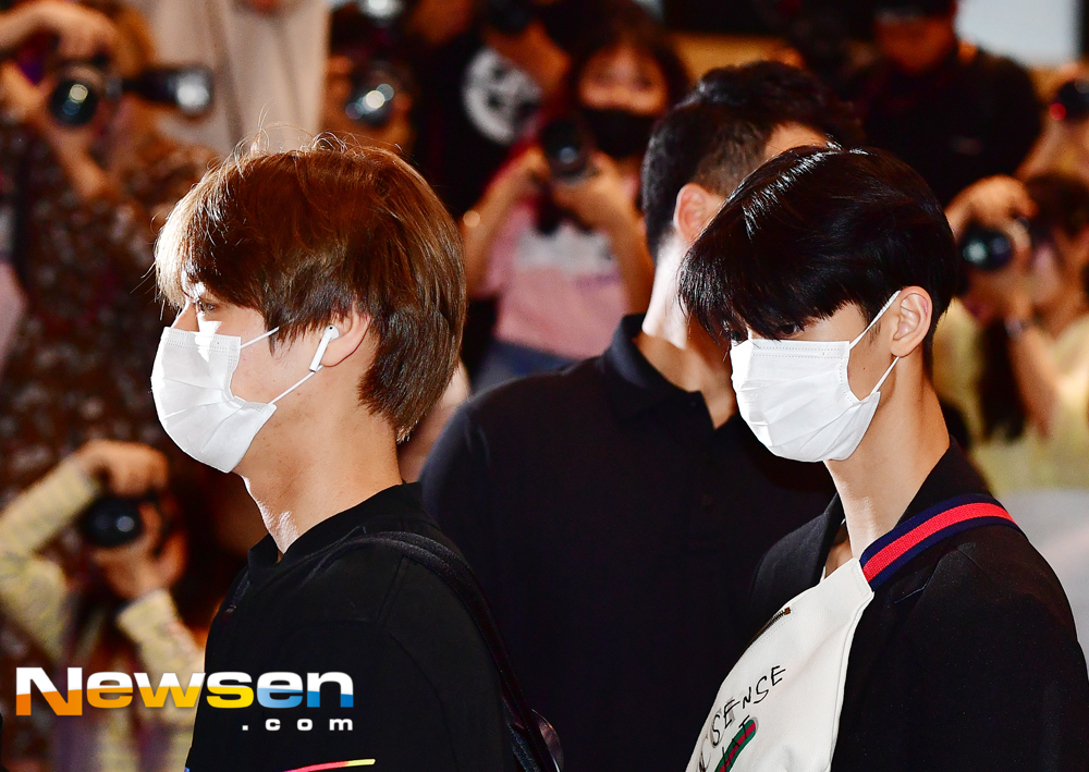 The group Wanna One departed from Korea on July 9th, when it showed its Airport fashion through Gimpo International Airport.Wanna One (Gang Daniel, Park Jihoon, Lee Dae-hwi, Kim Jae-hwan, Ong Sung-woo, Park Woo-jin, Rai Kwan-lin, Yoon Ji-sung, Hwang Min-hyun, Bae Jin Young Anda Ha Sung-woon) is heading to the departure hall.Jang Gyeong-ho