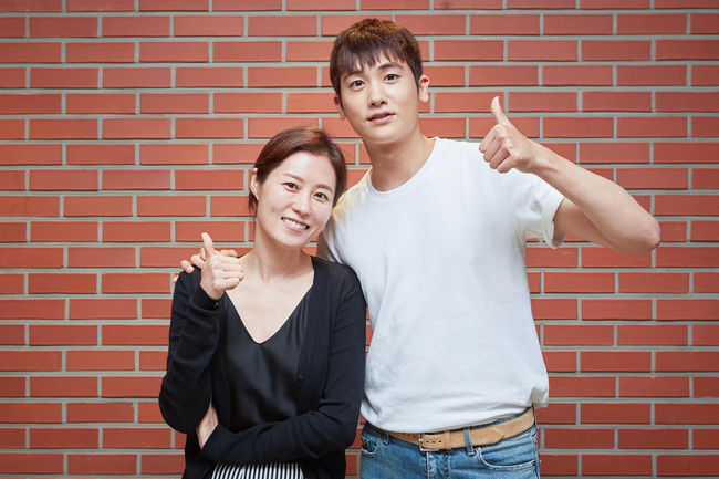 Moon So-ri, Park Hyung-sik starring Jurors completed all the castings to the actors who will play South Koreas first Juror stage and cranked on the 7th.The Jurors, which reconstructed the actual events of the National Participation trial, which was first introduced in Korea in 2008, is a story about ordinary people who became Jurors in their first National Participation trial,The court, which is the first symbol of the judiciary, must be with the general public. The Juror, who lives in different ways and must gather in one place for the first time to decide someones sin.The movie Jurors is also the first film of everyone in the case of South Korea called the first National Participation trial.The human character of the ordinary eight Jurors who wanted to keep common sense, even though they do not know the law, will be drawn with lively development.Moon So-ri, who has expanded his scope to acting actor and director who has been recognized in Korea as well as the world, played the role of Kim Jun-kyum, the judge who led the first national participation trial,Moon So-ri, who is a judge who is unrivaled in the pulpit and effort within the judiciary and has the conviction that Judge should speak by judgment, is expected to lead the center of the drama and show the power of a new female character.Jurors is his first film to Park Hyung-sik, who has been recognized for his acting ability and charm through drama Schutz and Power Girl Dobong Soon.Kwon Nam-woo, who was selected as the last Juror, became a Juror on a day of his life with business success or failure.His expertise and determination are lacking, but his best and sincerity, which is wrong, creates a new phase of trial.In addition to Park Hyung-sik, the first Juror team in South Korea will join actors Baek Soo-jang, Kim Mi-kyung, Yunkyoung, Seo Jung-yeon, Jo Han-cheol, Kim Hong-pa and Cho Soo-hyang to fill the drama more abundantly.Baek Soo-jang, who has been attracting attention as a drama Mistress, plays the role of Juror Yoon Grim, a late-time law student, Kim Mi-kyung, who has been recognized for his skills in the theater stage, as the elder Yang Chun-ok of Jurordan, and Yunkyoung, who is active in drama, screen and stage.In addition, Seo Jung-yeon, who showed an impressive performance in the drama Dignity She, played the role of Juror Sang-mi, a housewife with a middle school daughter, Jo Han-cheol of Shin-in-the-god, Silent, Lucky Cho Soo-hyang, who has been busy in movies and dramas, played the role of Juror Oh Soo-jung in his 20s.Here, Kwon Hae-hyo in the chief judge station, Tae In-ho in the judgment judge station, Seo Hyun-woo in the gangdu-sik station, Yong-yi in the gangdu-sik mo station, Yeom Dong-heon in the foreign uncle station, Choi Young-woo in the gyeongwi station, Lee Young-jin in the prosecutor station, Seo Jin-won in the  Ko Seo-hee in the center staff station, Kim Hak-sun in the forensic scientist station, and Yeom Hye-ran in the cleaning aunt station.The movie Jurors, which has completed all eight Juror castings with such solid acting power and presence, has been fully immersed in the characters in the atmosphere of the actors who gathered in the first place through the script reading on June 29th.On this day, Moon So-ri said, It is a movie in which all the actors appearing as Juror are the main characters.I hope everyone will gather their hearts and do well together. Park Hyung-sik said, I always value the first step.I am grateful for the good story with good seniors.I will do my best as it is a new challenge for me, and director Hong Seung-wan said, I am very lucky to be able to work with such good actors in my first work.I think I can do it well.Jurors is a combination of talented actors from generation to generation, including Moon So-ri, Park Hyung-sik, who will draw an interesting development and impression on the story of the historic day when the people are tried.CGV Art House