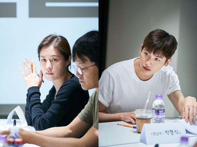 Moon So-ri, Park Hyung-sik starring Jurors completed all the castings to the actors who will play South Koreas first Juror stage and cranked on the 7th.The Jurors, which reconstructed the actual events of the National Participation trial, which was first introduced in Korea in 2008, is a story about ordinary people who became Jurors in their first National Participation trial,The court, which is the first symbol of the judiciary, must be with the general public. The Juror, who lives in different ways and must gather in one place for the first time to decide someones sin.The movie Jurors is also the first film of everyone in the case of South Korea called the first National Participation trial.The human character of the ordinary eight Jurors who wanted to keep common sense, even though they do not know the law, will be drawn with lively development.Moon So-ri, who has expanded his scope to acting actor and director who has been recognized in Korea as well as the world, played the role of Kim Jun-kyum, the judge who led the first national participation trial,Moon So-ri, who is a judge who is unrivaled in the pulpit and effort within the judiciary and has the conviction that Judge should speak by judgment, is expected to lead the center of the drama and show the power of a new female character.Jurors is his first film to Park Hyung-sik, who has been recognized for his acting ability and charm through drama Schutz and Power Girl Dobong Soon.Kwon Nam-woo, who was selected as the last Juror, became a Juror on a day of his life with business success or failure.His expertise and determination are lacking, but his best and sincerity, which is wrong, creates a new phase of trial.In addition to Park Hyung-sik, the first Juror team in South Korea will join actors Baek Soo-jang, Kim Mi-kyung, Yunkyoung, Seo Jung-yeon, Jo Han-cheol, Kim Hong-pa and Cho Soo-hyang to fill the drama more abundantly.Baek Soo-jang, who has been attracting attention as a drama Mistress, plays the role of Juror Yoon Grim, a late-time law student, Kim Mi-kyung, who has been recognized for his skills in the theater stage, as the elder Yang Chun-ok of Jurordan, and Yunkyoung, who is active in drama, screen and stage.In addition, Seo Jung-yeon, who showed an impressive performance in the drama Dignity She, played the role of Juror Sang-mi, a housewife with a middle school daughter, Jo Han-cheol of Shin-in-the-god, Silent, Lucky Cho Soo-hyang, who has been busy in movies and dramas, played the role of Juror Oh Soo-jung in his 20s.Here, Kwon Hae-hyo in the chief judge station, Tae In-ho in the judgment judge station, Seo Hyun-woo in the gangdu-sik station, Yong-yi in the gangdu-sik mo station, Yeom Dong-heon in the foreign uncle station, Choi Young-woo in the gyeongwi station, Lee Young-jin in the prosecutor station, Seo Jin-won in the  Ko Seo-hee in the center staff station, Kim Hak-sun in the forensic scientist station, and Yeom Hye-ran in the cleaning aunt station.The movie Jurors, which has completed all eight Juror castings with such solid acting power and presence, has been fully immersed in the characters in the atmosphere of the actors who gathered in the first place through the script reading on June 29th.On this day, Moon So-ri said, It is a movie in which all the actors appearing as Juror are the main characters.I hope everyone will gather their hearts and do well together. Park Hyung-sik said, I always value the first step.I am grateful for the good story with good seniors.I will do my best as it is a new challenge for me, and director Hong Seung-wan said, I am very lucky to be able to work with such good actors in my first work.I think I can do it well.Jurors is a combination of talented actors from generation to generation, including Moon So-ri, Park Hyung-sik, who will draw an interesting development and impression on the story of the historic day when the people are tried.CGV Art House