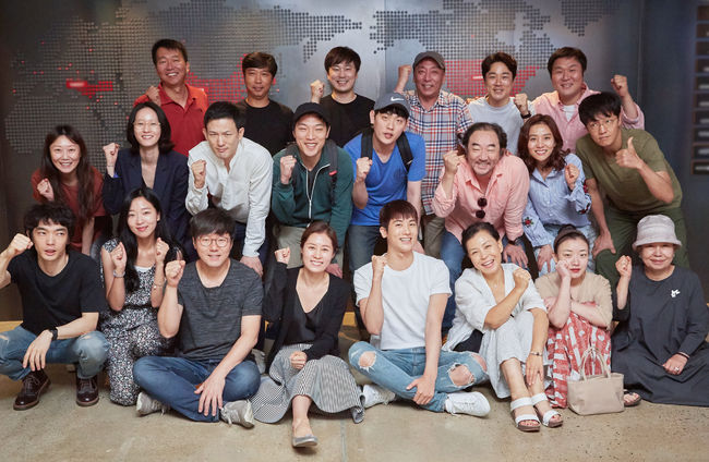 Moon So-ri, Park Hyung-sik starring Jurors completed all the castings to the actors who will play South Koreas first Juror stage and cranked on the 7th.The Jurors, which reconstructed the actual events of the National Participation trial, which was first introduced in Korea in 2008, is a story about ordinary people who became Jurors in their first National Participation trial,The court, which is the first symbol of the judiciary, must be with the general public. The Juror, who lives in different ways and must gather in one place for the first time to decide someones sin.The movie Jurors is also the first film of everyone in the case of South Korea called the first National Participation trial.The human character of the ordinary eight Jurors who wanted to keep common sense, even though they do not know the law, will be drawn with lively development.Moon So-ri, who has expanded his scope to acting actor and director who has been recognized in Korea as well as the world, played the role of Kim Jun-kyum, the judge who led the first national participation trial,Moon So-ri, who is a judge who is unrivaled in the pulpit and effort within the judiciary and has the conviction that Judge should speak by judgment, is expected to lead the center of the drama and show the power of a new female character.Jurors is his first film to Park Hyung-sik, who has been recognized for his acting ability and charm through drama Schutz and Power Girl Dobong Soon.Kwon Nam-woo, who was selected as the last Juror, became a Juror on a day of his life with business success or failure.His expertise and determination are lacking, but his best and sincerity, which is wrong, creates a new phase of trial.In addition to Park Hyung-sik, the first Juror team in South Korea will join actors Baek Soo-jang, Kim Mi-kyung, Yunkyoung, Seo Jung-yeon, Jo Han-cheol, Kim Hong-pa and Cho Soo-hyang to fill the drama more abundantly.Baek Soo-jang, who has been attracting attention as a drama Mistress, plays the role of Juror Yoon Grim, a late-time law student, Kim Mi-kyung, who has been recognized for his skills in the theater stage, as the elder Yang Chun-ok of Jurordan, and Yunkyoung, who is active in drama, screen and stage.In addition, Seo Jung-yeon, who showed an impressive performance in the drama Dignity She, played the role of Juror Sang-mi, a housewife with a middle school daughter, Jo Han-cheol of Shin-in-the-god, Silent, Lucky Cho Soo-hyang, who has been busy in movies and dramas, played the role of Juror Oh Soo-jung in his 20s.Here, Kwon Hae-hyo in the chief judge station, Tae In-ho in the judgment judge station, Seo Hyun-woo in the gangdu-sik station, Yong-yi in the gangdu-sik mo station, Yeom Dong-heon in the foreign uncle station, Choi Young-woo in the gyeongwi station, Lee Young-jin in the prosecutor station, Seo Jin-won in the  Ko Seo-hee in the center staff station, Kim Hak-sun in the forensic scientist station, and Yeom Hye-ran in the cleaning aunt station.The movie Jurors, which has completed all eight Juror castings with such solid acting power and presence, has been fully immersed in the characters in the atmosphere of the actors who gathered in the first place through the script reading on June 29th.On this day, Moon So-ri said, It is a movie in which all the actors appearing as Juror are the main characters.I hope everyone will gather their hearts and do well together. Park Hyung-sik said, I always value the first step.I am grateful for the good story with good seniors.I will do my best as it is a new challenge for me, and director Hong Seung-wan said, I am very lucky to be able to work with such good actors in my first work.I think I can do it well.Jurors is a combination of talented actors from generation to generation, including Moon So-ri, Park Hyung-sik, who will draw an interesting development and impression on the story of the historic day when the people are tried.CGV Art House