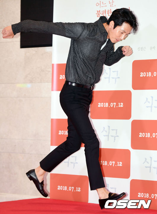 Actor Jung Woo-sung is attending the VIP premiere of the movie family at Lotte Cinema Lotte World Tower in Jamsil, Seoul on the afternoon of the 9th.