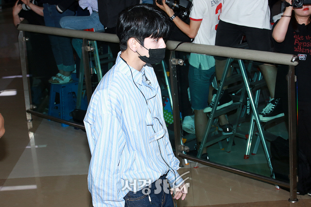Wanna One (WANNAONE) member Ong Seong-wu is entering the country with an airport fashion.