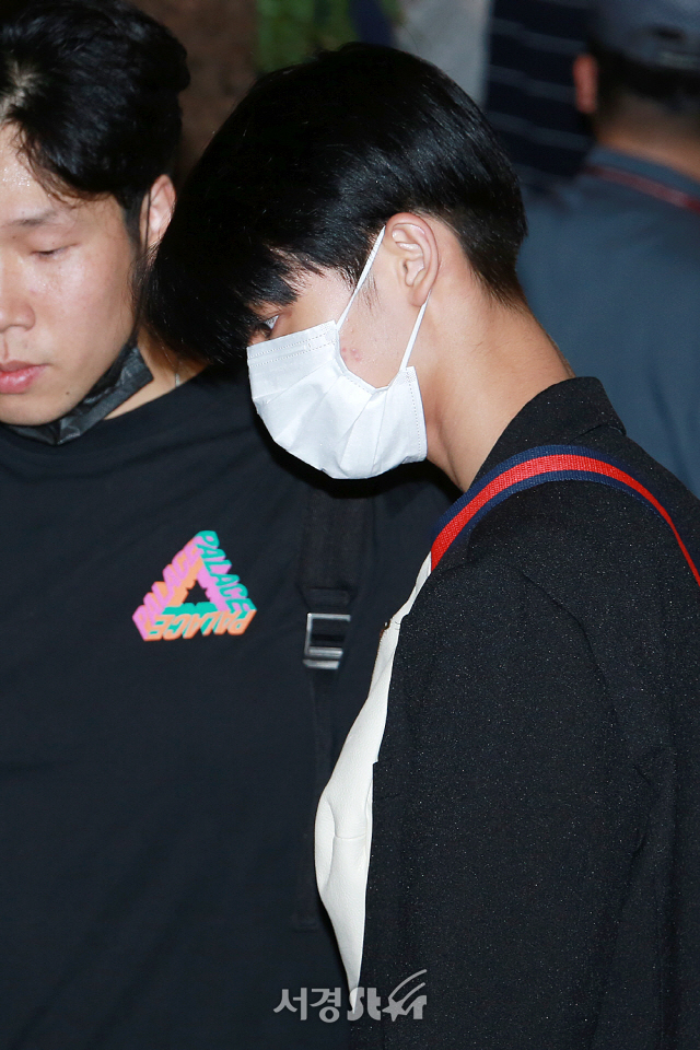 Wanna One (WANNAONE) member Bae Jin Young is leaving for Japan with an airport fashion.