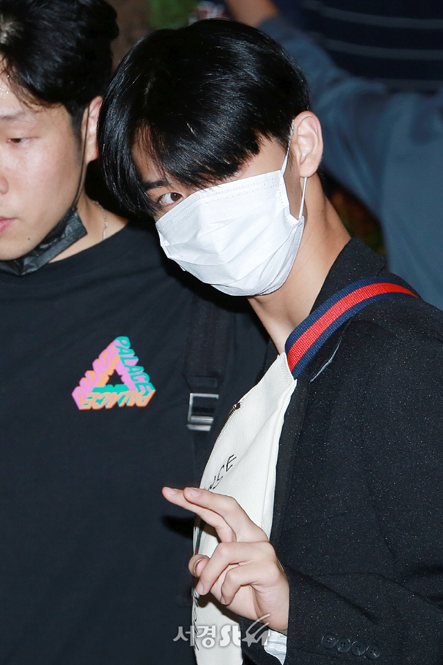 Wanna One (WANNAONE) member Bae Jin Young is leaving for Japan with an airport fashion.