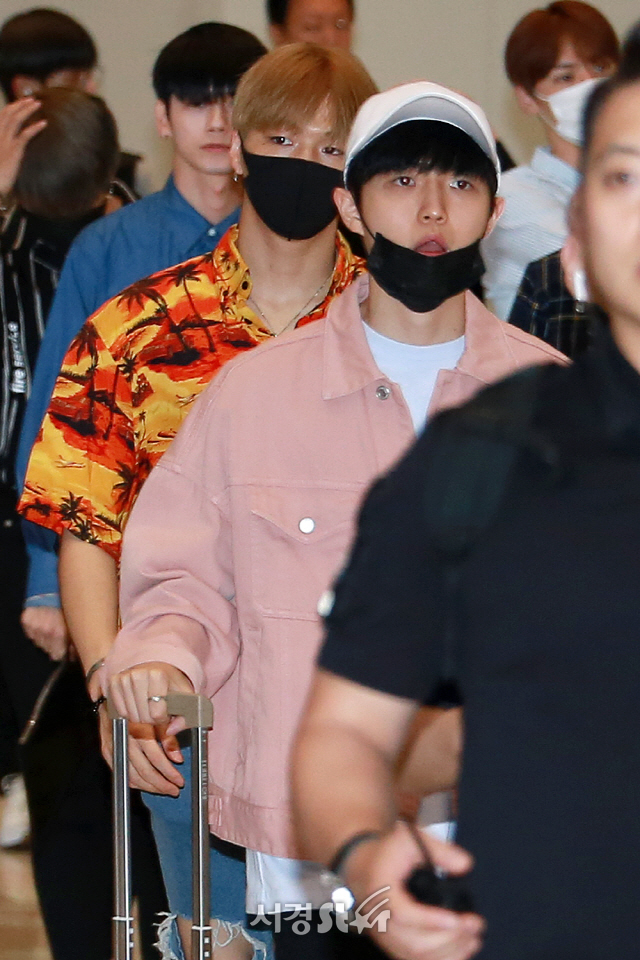 Wanna One (WANNAONE) members Kang Daniel and Kim Jae-hwan are leaving for Japan with an airport fashion.