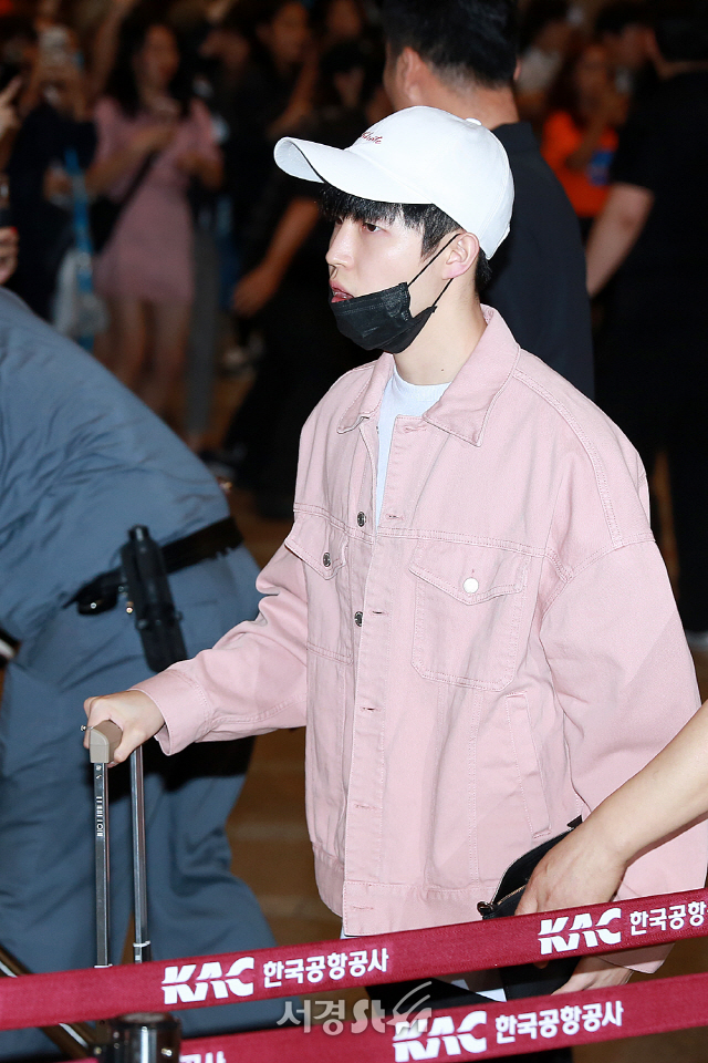 Wanna One (WANNAONE) member Kim Jae-hwan is leaving for Japan, presenting the Airport Fashion.