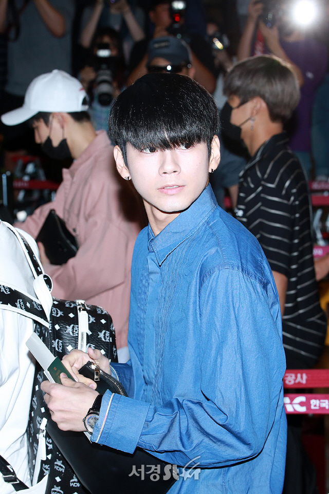 Wanna One (WANNAONE) member Ong Seong-wu is leaving for Japan, presenting the Airport Fashion.