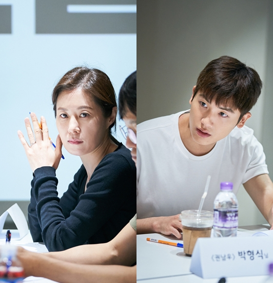 Actors Moon So-ri and Park Hyung-sik confirmed the appearance of the movie Jurors and went on to shoot.CGV Art House said on the 9th, Moon So-ri and Park Hyung-sik, White spot, Kim Mi-kyung, Yunkyoung, Seo Jung Yeon, Cho Han-cheol, Kim Hong-pa and Cho Soo-hyang confirmed their appearance in Jurors and cranked on the 7th.Jurors (director Hong Seung-wan) reconstructed the actual case of the first public participation trial introduced in Korea in 2008, and the ordinary people who became Jurors somehow visited the truth of the case in their own way.White spot played the role of Juror Yoon Grim, Kim Mi-kyung played the role of Juror Dans elder Yang Chun Ok, drama, screen, and Yunkyoung played the role of Juror Cho Jin-sik of the surrogate driving history.Seo Jung-yeon played Juror Sang-mi, a housewife with a middle school student daughter, Jo Han-chul played Juror Choi Young-jae, the chief of staff of a large company, Juror Jang Gi-baek, with a special history, and Cho Soo-hyang played the role of Oh Soo-jung, a 20-year-old junior.Here, Kwon Hae-hyo in the chief judge station, Tae In-ho in the judgment judge station, Seo Hyun-woo in the gangdu-sik station, Yong-yi in the gangdu-sik mo station, Yeom Dong-heon in the foreign uncle station, Choi Young-woo in the gyeongwi station, Lee Young-jin in the prosecutor station, Seo Jin-won in the  Ko Seo-hee in the center staff station, Kim Hak-sun in the forensic scientist station, and Yeom Hye-ran in the cleaning aunt station.In a script reading on the 29th of last month, Moon So-ri said, Every actor who appears as Juror is the main character, and I hope that everyone will gather their hearts and do well together.Park Hyung-sik said: Im always cherishing the first step: Im grateful to be with good seniors for good stories.I will do my best as it is a new challenge for me, too.Jurors, which started shooting on the 7th, is aiming to open next year.