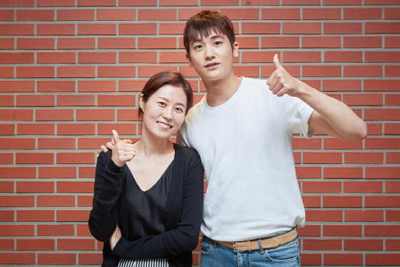 Actors Moon So-ri and Park Hyung-sik confirmed the appearance of the movie Jurors and went on to shoot.CGV Art House said on the 9th, Moon So-ri and Park Hyung-sik, White spot, Kim Mi-kyung, Yunkyoung, Seo Jung Yeon, Cho Han-cheol, Kim Hong-pa and Cho Soo-hyang confirmed their appearance in Jurors and cranked on the 7th.Jurors (director Hong Seung-wan) reconstructed the actual case of the first public participation trial introduced in Korea in 2008, and the ordinary people who became Jurors somehow visited the truth of the case in their own way.White spot played the role of Juror Yoon Grim, Kim Mi-kyung played the role of Juror Dans elder Yang Chun Ok, drama, screen, and Yunkyoung played the role of Juror Cho Jin-sik of the surrogate driving history.Seo Jung-yeon played Juror Sang-mi, a housewife with a middle school student daughter, Jo Han-chul played Juror Choi Young-jae, the chief of staff of a large company, Juror Jang Gi-baek, with a special history, and Cho Soo-hyang played the role of Oh Soo-jung, a 20-year-old junior.Here, Kwon Hae-hyo in the chief judge station, Tae In-ho in the judgment judge station, Seo Hyun-woo in the gangdu-sik station, Yong-yi in the gangdu-sik mo station, Yeom Dong-heon in the foreign uncle station, Choi Young-woo in the gyeongwi station, Lee Young-jin in the prosecutor station, Seo Jin-won in the  Ko Seo-hee in the center staff station, Kim Hak-sun in the forensic scientist station, and Yeom Hye-ran in the cleaning aunt station.In a script reading on the 29th of last month, Moon So-ri said, Every actor who appears as Juror is the main character, and I hope that everyone will gather their hearts and do well together.Park Hyung-sik said: Im always cherishing the first step: Im grateful to be with good seniors for good stories.I will do my best as it is a new challenge for me, too.Jurors, which started shooting on the 7th, is aiming to open next year.